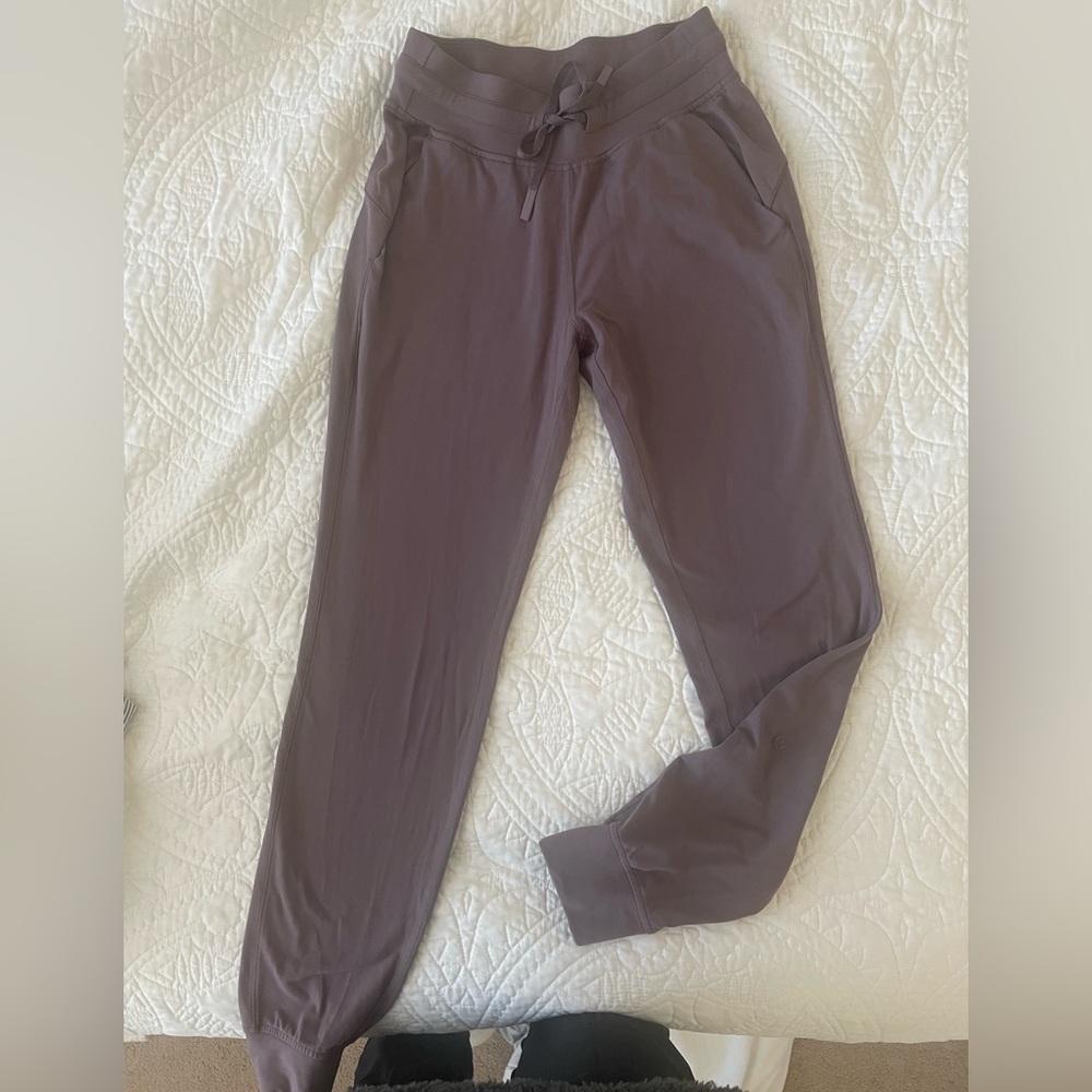 Brand new women’s Lululemon joggers size 4